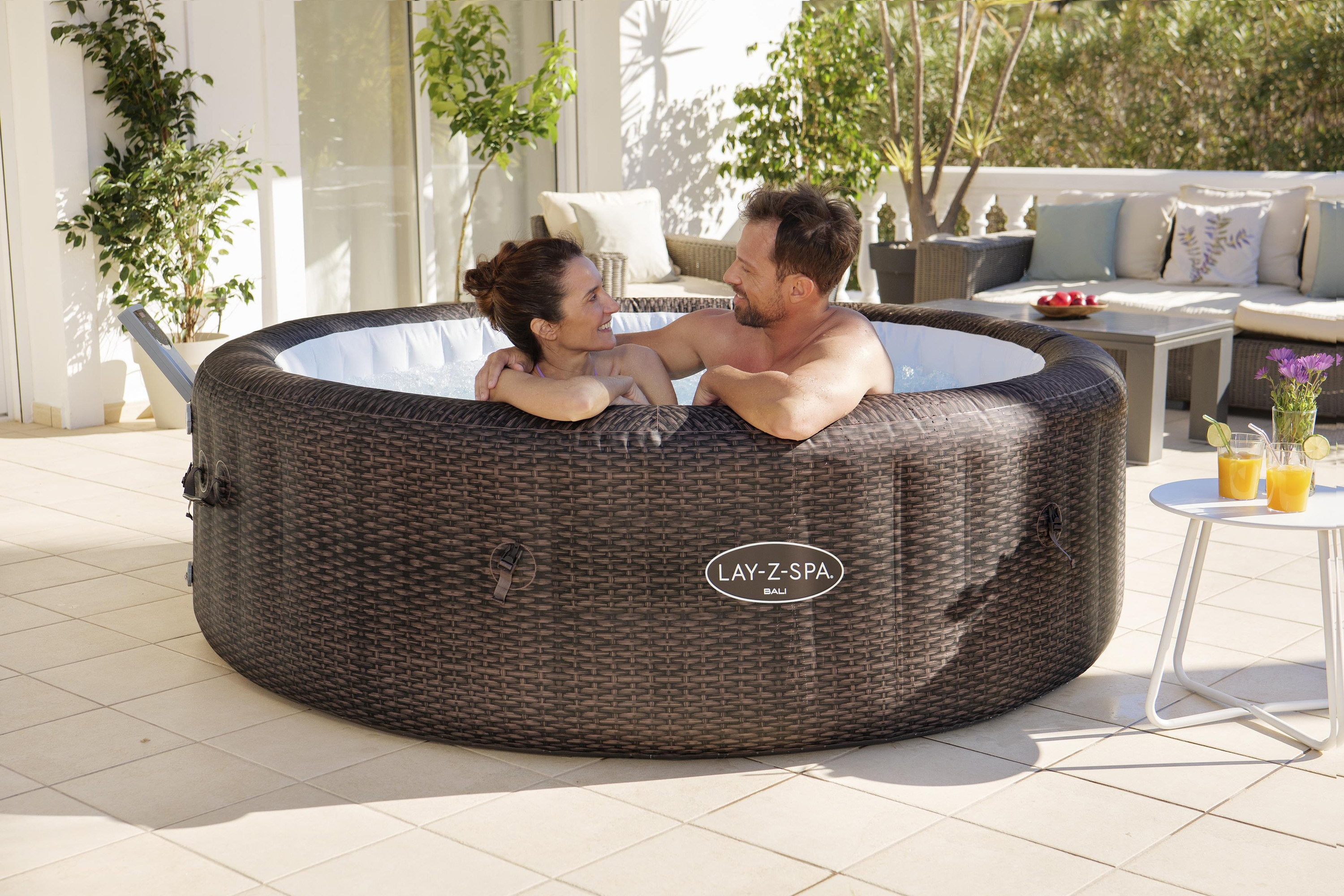 LAY-Z-SPA® Energiespar Whirlpool Bali AirJet™ mit App-Steuerung, für 7 Personen, Ø 216 x 71 cm, Rattan-Optik (Schokobraun)