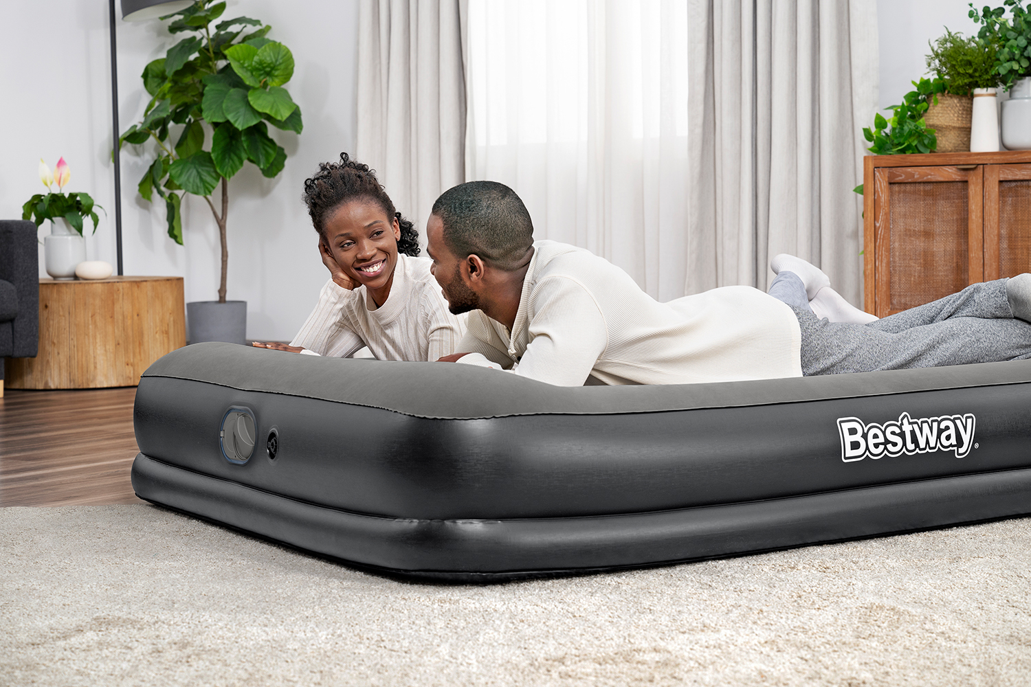 TriTech® Doppelluftbett mit USB-Elektropumpe 203 x 152 x 36 cm TriTech® Doppelluftbett mit USB-Elektropumpe 203 x 152 x 36 cm