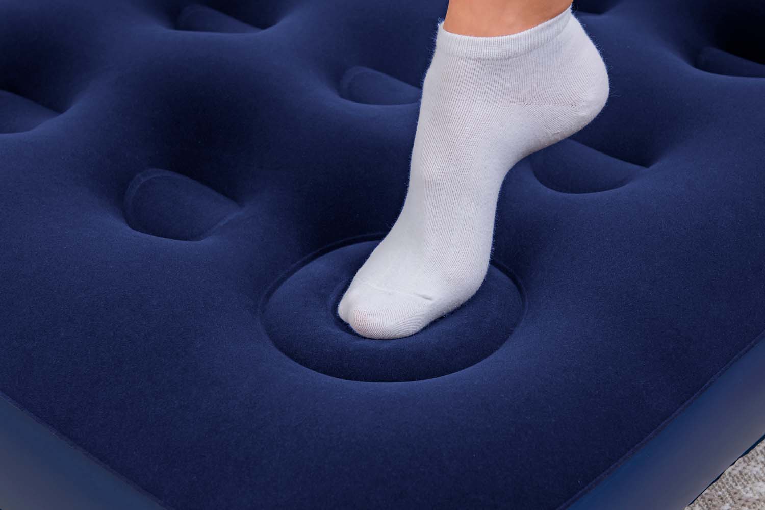 Single-Luftbett mit integrierter Fußpumpe 185 x 76 x 28 cm