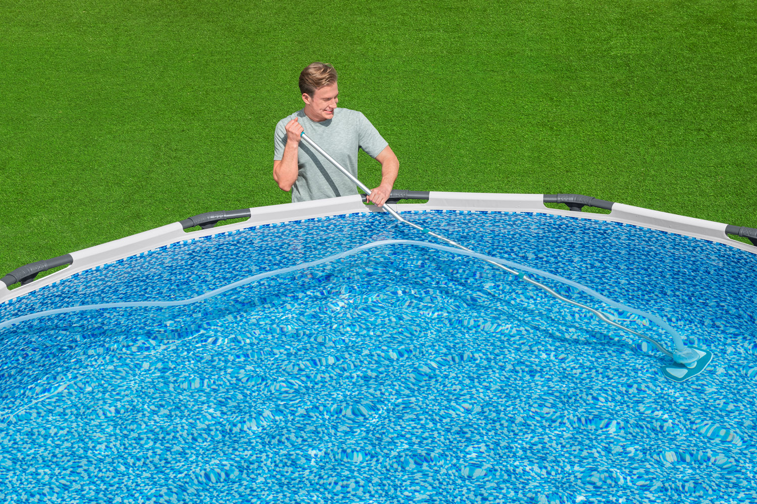 Poolpflege Basis-Set AquaClean™ mit pumpenbetriebenem Poolsauger & Kescher  für Poolgrößen bis 610 cm