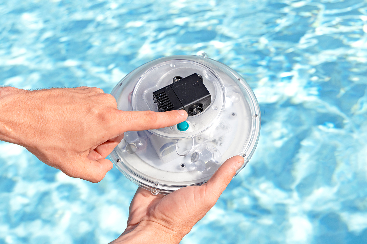 Poolfontäne FloatBright™ mit solarbetriebenen LED-Licht 19,5 x 18,2 x 6,8 cm Poolfontäne FloatBright™ mit solarbetriebenen LED-Licht 19,5 x 18,2 x 6,8 cm